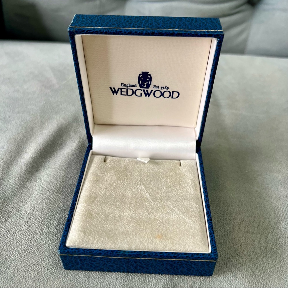 WEDGWOOD Earrings/Necklace Box 3.25x3x1.5 inches